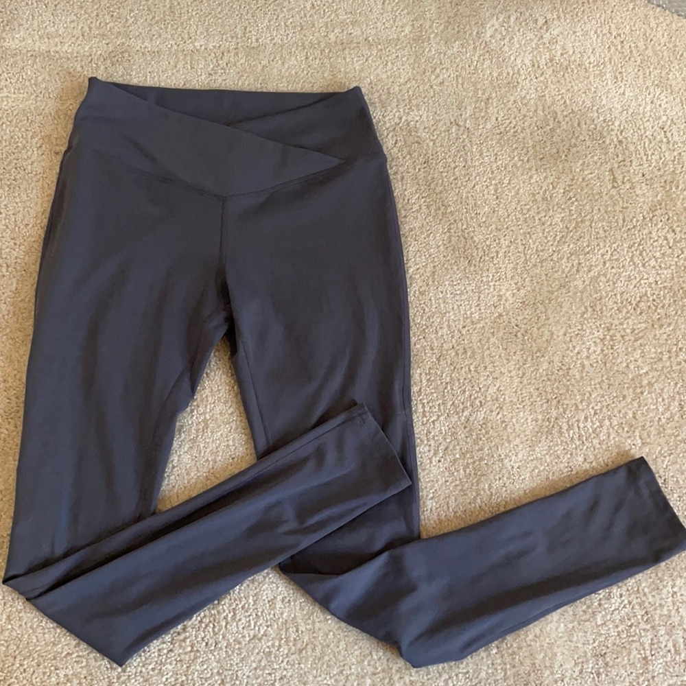 V Shaped Waistband Gray Leggings | Lightly Worn | Size Medium